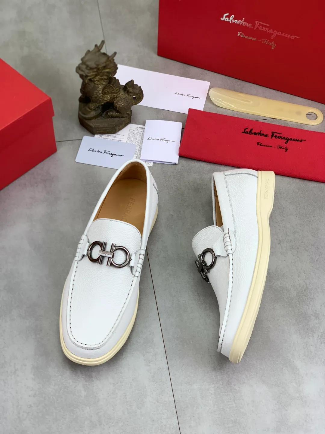 Men's Men's Shoes 💰P580 💰[New Style] Water-dyed Niuli 🆘[Salvatore Ferragamo] Ferragamo's latest casual business leather shoes for men! Listed simultaneously! The fabric is made of specially imported original pebbled calfskin, and the lining is made of imported water-dyed cowhide. It is absolutely luxurious and leads the fashion trend. Matching code: 38-44 (45 and 46 can be customized) Black, brown and burgundy colors available